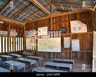 Un aula scolastica in un remoto villaggio vicino Tatai, Koh Kong Provincia, Cambogia Foto Stock