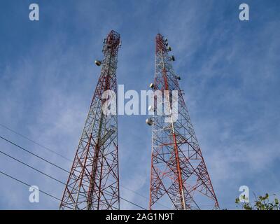 Torri di comunicazione sulla Highway 48 nelle zone rurali di Koh Kong Provincia in Cambogia Foto Stock