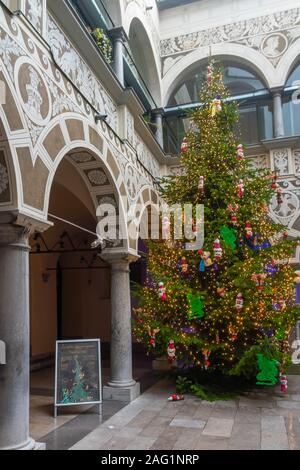 Lubiana, Slovenia, 15 Dicembre 2019 - Lubiana municipio della città con una bella architettura e decorazione Foto Stock