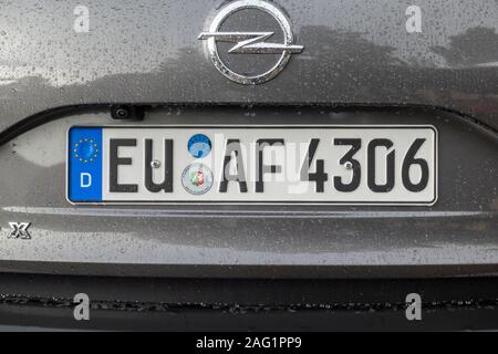 Targa per auto tedesca su un veicolo Opel nel 2019. Foto Stock