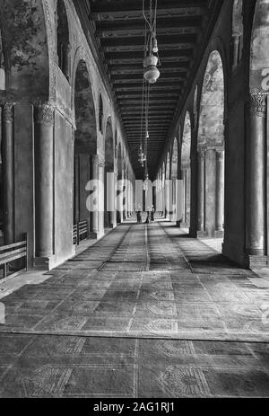 Guardando verso il basso di uno dei 5 arcate del porticato orientale in Ibn Tulun Mosque Foto Stock