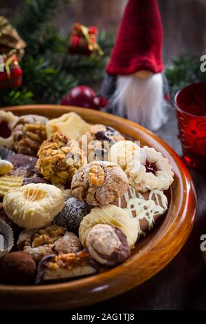Assortimento di Natale fatti in casa i cookie con ornamenti Foto Stock