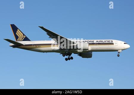 Singapore Airlines Boeing 777-200 con registrazione 9V-SVJ su brevi finale per pista 04L dell aeroporto di Copenhagen Kastrup. Foto Stock