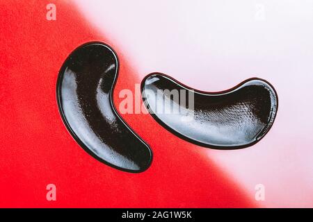 Occhio nero patch con il collagene su sfondo lucido Foto Stock