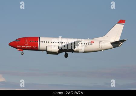 Norwegian Air Shuttle Boeing 737-300 con registrazione LN-KKT su brevi finale per pista 04L dell aeroporto di Copenhagen Kastrup. Foto Stock