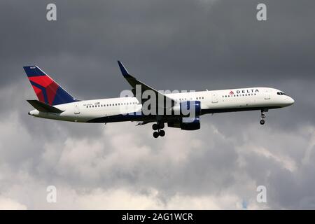 Delta Air Lines Boeing 757-200 con registrazione N535US on corto finale per pista 04L dell aeroporto di Copenhagen Kastrup. Foto Stock