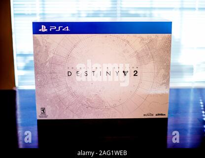 Seattle, WA / USA - Ottobre 25th, 2019: Destiny 2 Collector's Edition grandi video boxed set di gioco per PS4. Foto Stock