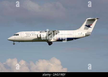 Atlantic Airways Avro RJ100 con registrazione OY-RCC in corto finale per pista 04L dell aeroporto di Copenhagen Kastrup. Foto Stock