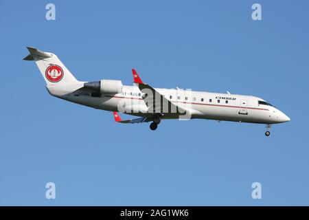 Danese Cimber Air Bombardier CRJ200 con registrazione OY-RJG su brevi finale per pista 04L dell aeroporto di Copenhagen Kastrup. Foto Stock