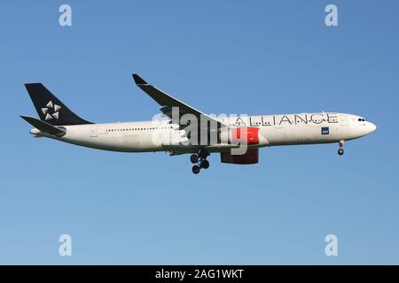 Scandinavian Airlines SAS Airbus A330-300 in speciali Star Alliance in livrea con registrazione SE-REF sul corto finale per pista 04L dell'aeroporto di Copenhagen Foto Stock