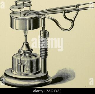 . Materie plastiche e di riempimento; come appartenenti al riempimento di tutte le cavità di decadimento in denti sotto il livello medio di struttura e di difficile e cavità inaccessibili in denti di tutti i gradi della struttura. mantenuta, ho preferto dovrebbe utilizzare il mezzo e preparazioni di bianco. Questi dovrebbero-variamente essere introdotto per mezzo di calda, strumenti, come componenti grado di calore per intenzionali e accurate manipulationcan solo essere trattenuta per la guttaperca in questo modo. Perquesto scopo un combinato di guttaperca e strumento-scaldabiberon,del calore secco del pattern, dovrebbe essere utilizzato.* Il basso calore di gutta perchas Foto Stock