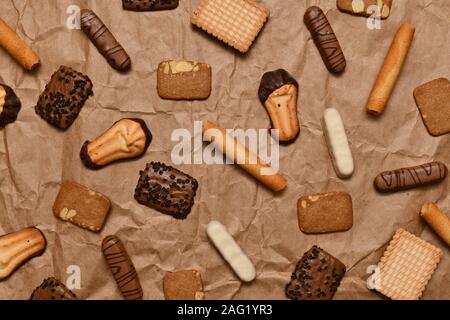 Un sacco di diversi cookie, steso su carta kraft. Foto Stock