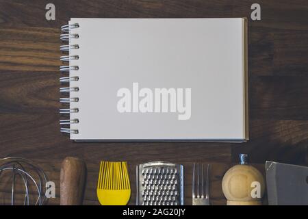 Libro di ricette per la cucina in cucina. Elettrodomestici per la cucina e gli attrezzi. Foto Stock