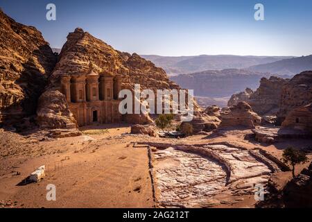 Annuncio Deir (monastero) - un monumentale edificio scolpito nella roccia nella antica città giordana di Petra Foto Stock