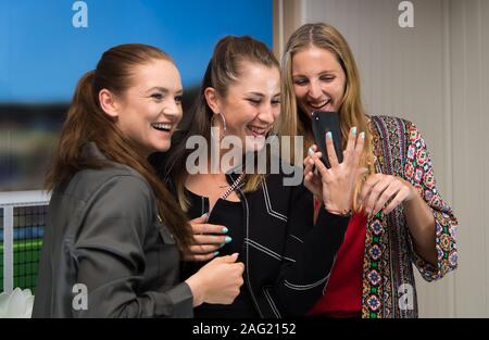 Tereza Martincova della Repubblica ceca, Belinda Bencic della Svizzera & Kristyna Pliskova della Repubblica Ceca in occasione della festa dei giocatori prima del 2019 auto Volvo Open WTA Premier torneo di tennis Foto Stock