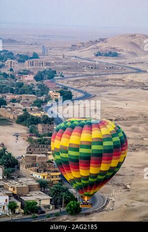 Giro in Mongolfiera sopra la zona di Luxor in prossimità delle Tombe dei nobili e Ramesseum Foto Stock