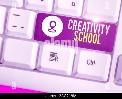 Segno di testo che mostra la creatività della scuola. Business photo testo gli studenti sono in grado di utilizzare l'immaginazione e il pensiero critico Foto Stock