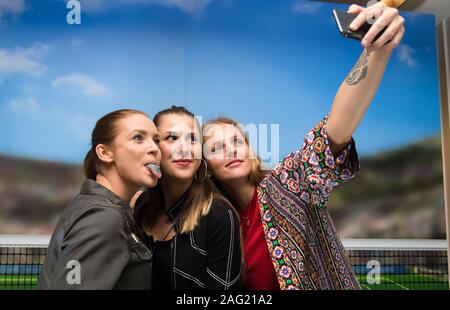 Tereza Martincova della Repubblica ceca, Belinda Bencic della Svizzera & Kristyna Pliskova della Repubblica Ceca in occasione della festa dei giocatori prima del 2019 auto Volvo Open WTA Premier torneo di tennis Foto Stock