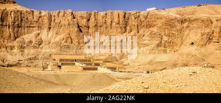 Il tempio mortuario della Regina Hatshepsut, situato sotto le scogliere a Deir el-Bahari sulla sponda ovest del Nilo vicino alla Valle dei Re Foto Stock