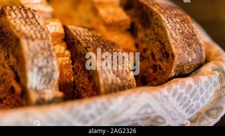 Chiudi immagine di fettine di pane di segale con crosta croccante. Pane fresco sul tavolo da cucina. Messa a fuoco selettiva Foto Stock