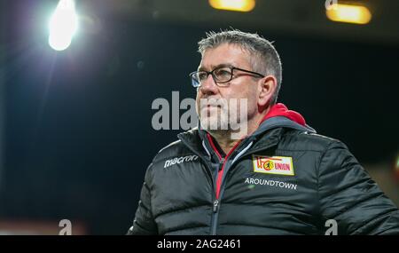 Berlino, Germania. Xvii Dec, 2019. Calcio: Bundesliga, 1° FC Union Berlin - 1899 Hoffenheim, xvi giornata, stadio presso la Alte Försterei. Berlino autobus Urs Fischer sembra concentrata prima di iniziare il gioco. Credito: Andreas Gora/dpa - NOTA IMPORTANTE: In conformità con i requisiti del DFL Deutsche Fußball Liga o la DFB Deutscher Fußball-Bund, è vietato utilizzare o hanno utilizzato fotografie scattate allo stadio e/o la partita in forma di sequenza di immagini e/o video-come sequenze di foto./dpa/Alamy Live News Foto Stock