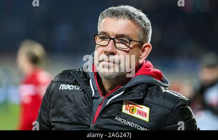 Berlino, Germania. Xvii Dec, 2019. Calcio: Bundesliga, 1° FC Union Berlin - 1899 Hoffenheim, xvi giornata, stadio presso la Alte Försterei. Berlino autobus Urs Fischer sembra concentrata prima di iniziare il gioco. Credito: Andreas Gora/dpa - NOTA IMPORTANTE: In conformità con i requisiti del DFL Deutsche Fußball Liga o la DFB Deutscher Fußball-Bund, è vietato utilizzare o hanno utilizzato fotografie scattate allo stadio e/o la partita in forma di sequenza di immagini e/o video-come sequenze di foto./dpa/Alamy Live News Foto Stock