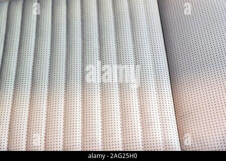 Close up grigio beige il sedile in pelle texture in auto moderna Foto Stock