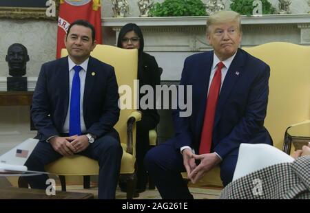 Washington, Stati Uniti. Xvii Dec, 2019. Il Presidente degli Stati Uniti, Trump incontra il presidente Jimmy Morales della Repubblica del Guatemala nell'Ufficio Ovale della Casa Bianca di Washington, DC Martedì, Dicembre 17, 2019. Foto di Ron Sachs/UPI Credito: UPI/Alamy Live News Foto Stock