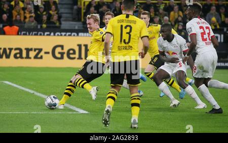 Dortmund, Deutschland. Xvii Dec, 2019. firo: 17.12.2019 Calcio, 2019/2020 1.Bundesliga: BVB Borussia Dortmund - RB Leipzig obiettivo per 2: 0 da Julian Brandt | Utilizzo di credito in tutto il mondo: dpa/Alamy Live News Foto Stock