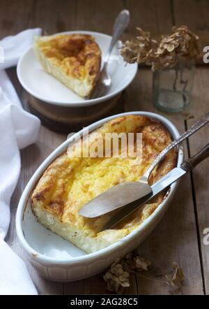 Banitsa, un tradizionale bulgaro o Balkan filo torta di pasta ripiene di formaggio feta, sour latte e uova. Stile rustico. Foto Stock