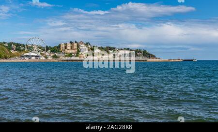 Torquay, Torbay, England, Regno Unito - 04 Giugno 2019: vista dalla Torre Abbey Sands presso la Marina e a Torquay Foto Stock