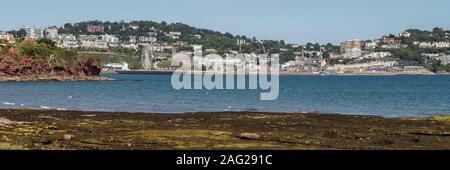 Paignton, Torbay, Inghilterra, Regno Unito: Giugno 06, 2019: vista dal Preston Sands verso Torquay Foto Stock