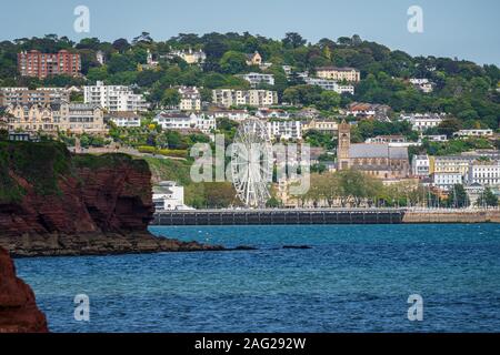 Paignton, Torbay, Inghilterra, Regno Unito: Giugno 06, 2019: vista dal Preston Sands verso Torquay Foto Stock