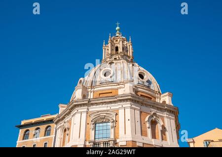 Cupola di Santa Maria di Loreto e la Chiesa del Santissimo Nome di Maria al Foro Traiano chiese in Piazza Venezia a Roma, Italia Foto Stock