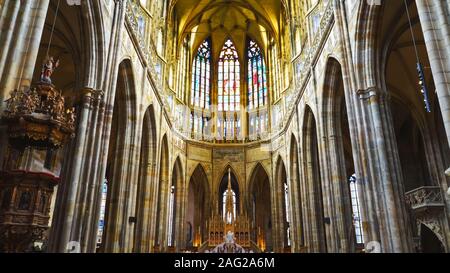 Praga, Repubblica ceca - OTTOBRE, 10, 2017: la parte anteriore della cattedrale di San Vito a Praga Foto Stock