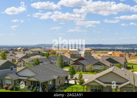 Nuova costruzione di case costruite in una suddivisione collina che domina una valle in una zona di nuove case in Spokane Washington area dell'U.S. Foto Stock