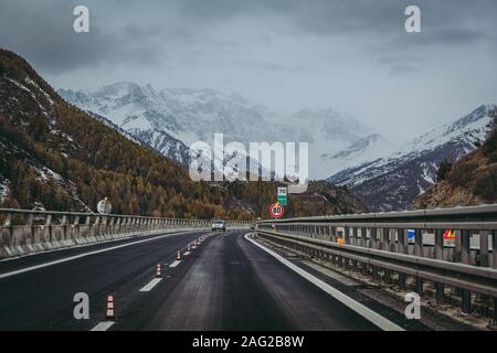 BARDONECCHIA, ITALIA / Novembre 2019: vista delle Alpi lungo la strada per il Traforo del Frejus Foto Stock