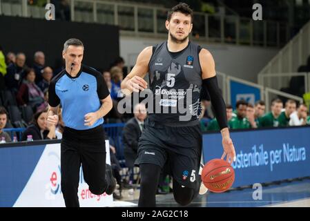 Trento, Italia. Xvii Dec, 2019. Alessandro gentile (5) dolomiti energia trentino durante il Dolomiti Energia Trento vs Unicaja Malaga, Basket campionato EuroCup a Trento, Italia, Dicembre 17 2019 Credit: Indipendente Agenzia fotografica/Alamy Live News Foto Stock