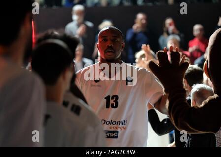Trento, Italia. Xvii Dec, 2019. justin knox (13) dolomiti energia trentinoduring Dolomiti Energia Trento vs Unicaja Malaga, Basket campionato EuroCup a Trento, Italia, 17 Dicembre 2019 - LPS/Roberto Tommasini Credito: Roberto Tommasini/LP/ZUMA filo/Alamy Live News Foto Stock