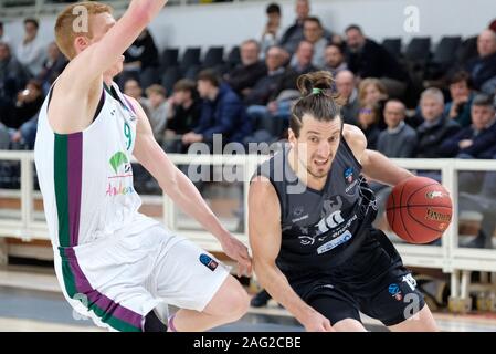 Trento, Italia. Xvii Dec, 2019. toto forray (10) dolomiti energia trentino durante il Dolomiti Energia Trento vs Unicaja Malaga, Basket campionato EuroCup a Trento, Italia, Dicembre 17 2019 Credit: Indipendente Agenzia fotografica/Alamy Live News Foto Stock