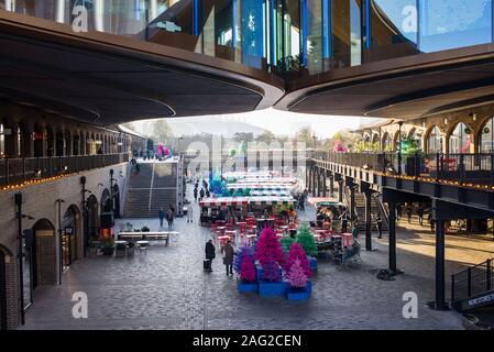 Gocce di carbone cantiere un nuovo esclusivo quartiere dello shopping a Kings Cross, London, Regno Unito creato da Heatherwick Studio mediante la conversione di due industriali vittoriano sede, Foto Stock