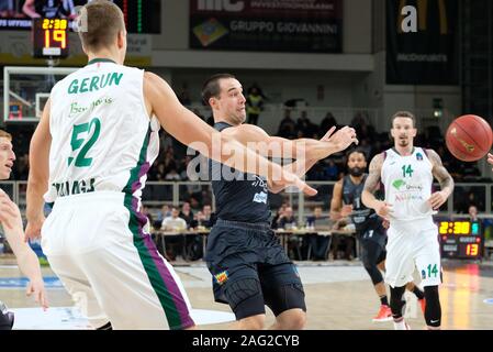 Trento, Italia. Xvii Dec, 2019. Aaron craft (4) dolomiti energia trentinoduring Dolomiti Energia Trento vs Unicaja Malaga, Basket campionato EuroCup a Trento, Italia, 17 Dicembre 2019 - LPS/Roberto Tommasini Credito: Roberto Tommasini/LP/ZUMA filo/Alamy Live News Foto Stock