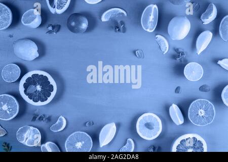 Modello di agrumi su blu Foto Stock