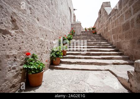 Scale di pietra, lungo la scalinata del monastero di San. Catalina, Arequipa, Perù Foto Stock