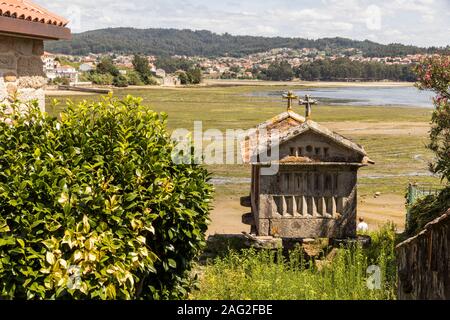 Combarro, Spagna. Un tipico galiziano horreo o granaio nella città di Combarro Foto Stock