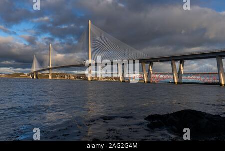 Il nuovo Queensferry attraversando il quale attraversa il Firth of Forth tra South Queensferry e North Queensferry aperto al traffico il 30 agosto 2017 Foto Stock