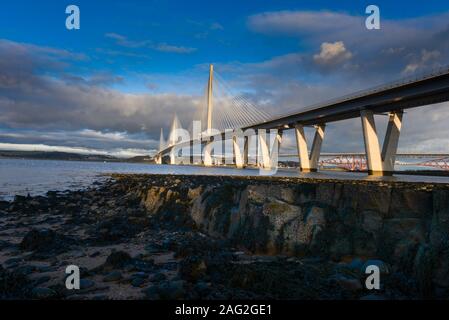 Il nuovo Queensferry attraversando il quale attraversa il Firth of Forth tra South Queensferry e North Queensferry aperto al traffico il 30 agosto 2017 Foto Stock