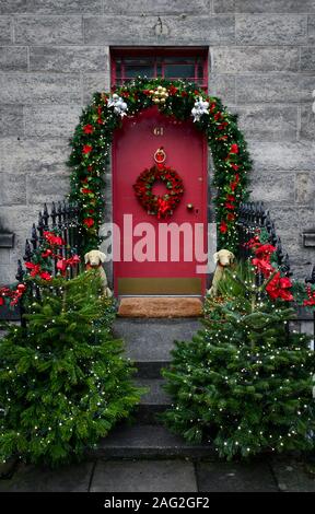 Decorazioni di Natale porta sulla High Street, North Queensferry nei pressi di Edimburgo, Scozia, Regno Unito Foto Stock