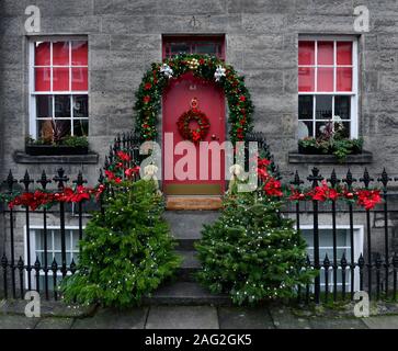 Decorazioni di Natale porta sulla High Street, North Queensferry nei pressi di Edimburgo, Scozia, Regno Unito Foto Stock