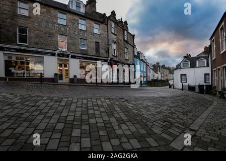 L'estremità est della High Street, South Queensferry sul Firth of Forth nei pressi di Edimburgo, Scozia Foto Stock